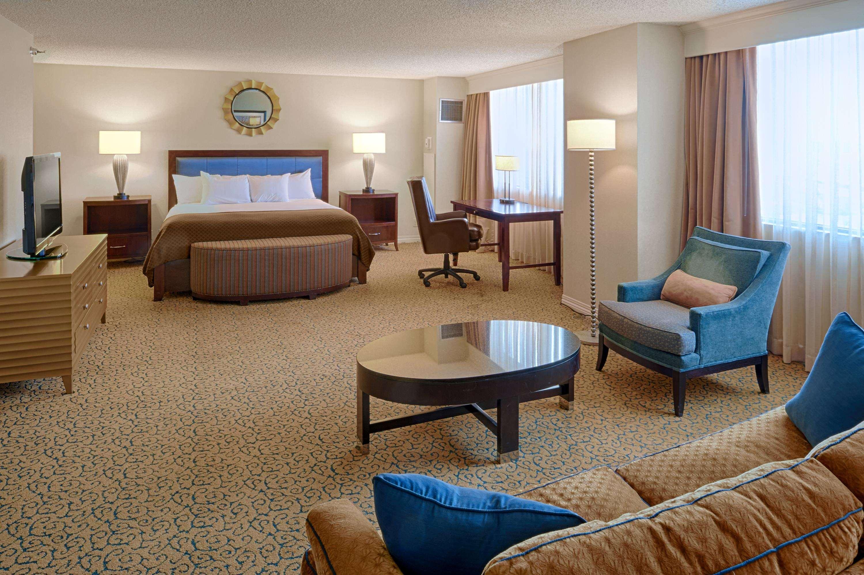 Doubletree By Hilton Tulsa Downtown Hotel Exterior photo