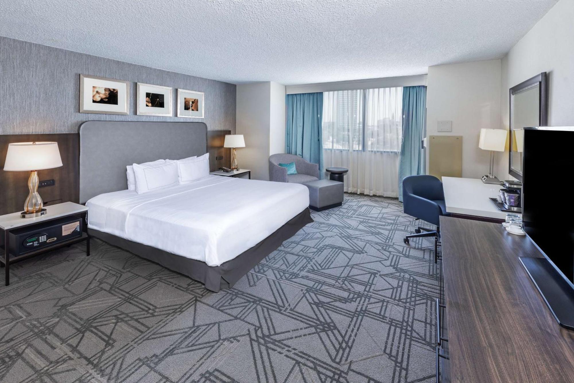 Doubletree By Hilton Tulsa Downtown Hotel Exterior photo